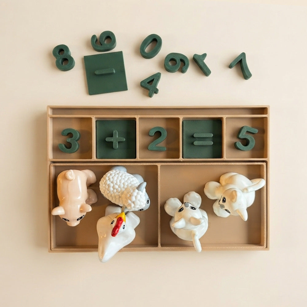tavita educativa pentru adunari scaderi cu compartimente mutiple, cifre, semne matematice si aimalute lego duplo de numarat