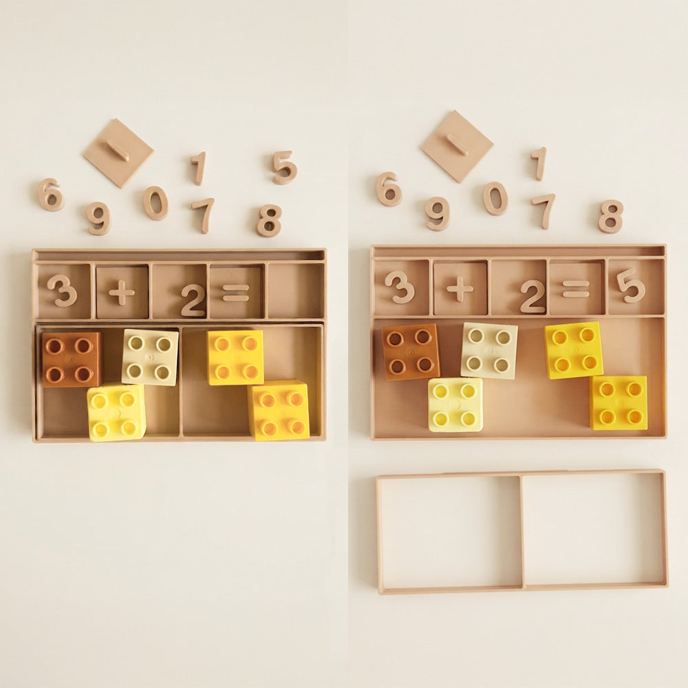 tavita educativa simpla, adunare si rezultat, cifre, semne si cuburi de lego duplo pentru exemplificare 